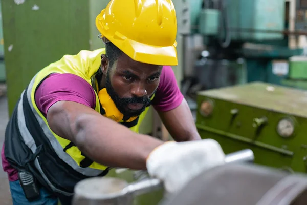 Machinekamer Afro Amerikaanse Mannen Dragen Een Helm Die Werkt Bij — Stockfoto