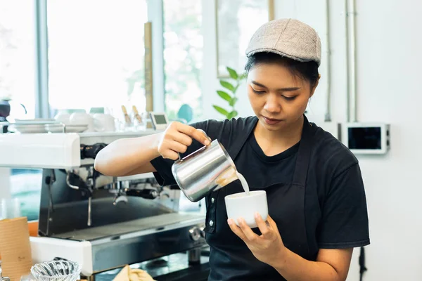 Mulher Barista Usar Avental Uniforme Fazendo Café Balcão Café Servir — Fotografia de Stock