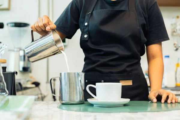 Mulher Barista Usar Avental Uniforme Fazendo Café Balcão Café Servir — Fotografia de Stock