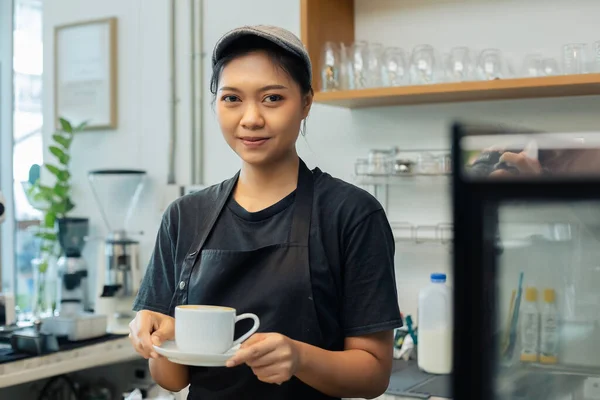 Retrato Asiático Mulher Barista Desgaste Avental Uniforme Segurando Xícara Café — Fotografia de Stock