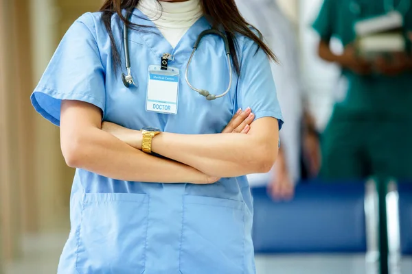 Κοντινό Μισό Σώμα Γυναίκα Γιατρός Φοράει Μπλε Στολή Κρεμάστε Χέρια — Φωτογραφία Αρχείου
