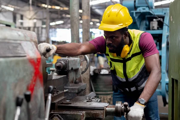 Ingegneria Uomo Afroamericano Indossare Hardhat Lavorare Macchina Fabbrica Uomo Tecnico — Foto Stock