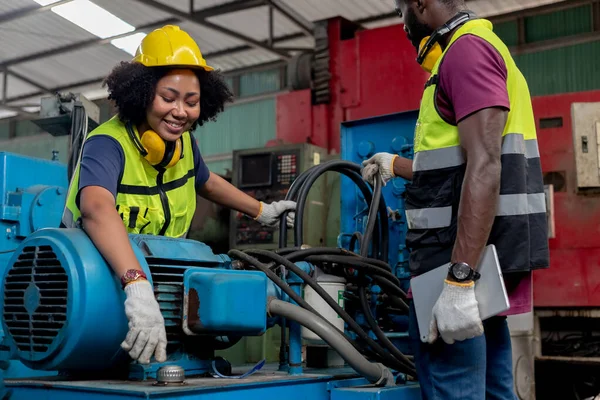 Concetto Tecnico Industria Pesante Lavoro Squadra Ingegnere Afroamericano Indossare Hardhat — Foto Stock