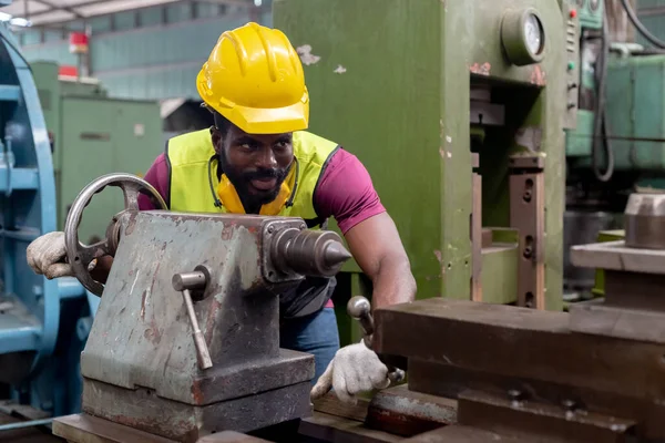 Ingegneria Uomo Afroamericano Indossare Hardhat Lavorare Macchina Fabbrica Uomo Tecnico — Foto Stock