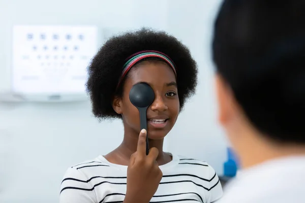 Mujer Joven Afroamericana Usando Oclusor Para Prueba Oftalmológica Clínica Óptica —  Fotos de Stock