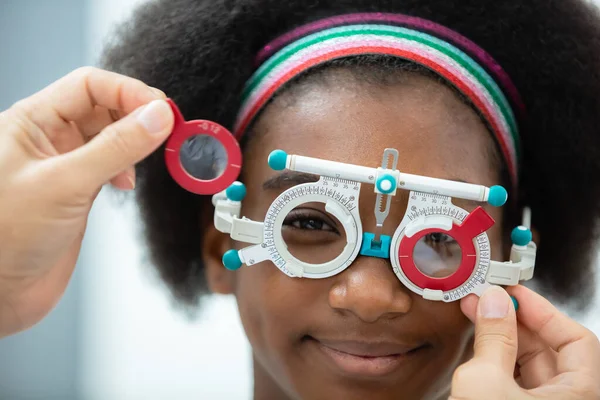 Zblízka Oftalmologické Zkušební Rámec Mladou Ženou Afroamerické Oční Test Oftalmologické — Stock fotografie