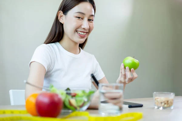 Wanita Bahagia Tersenyum Memegang Apel Mengambil Catatan Diet Berat Hari — Stok Foto