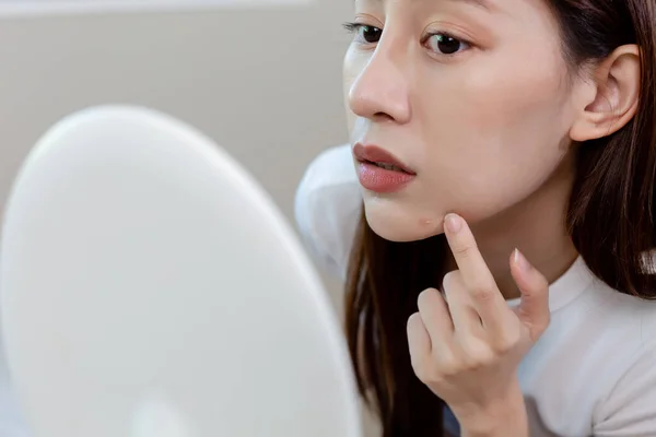 Jovem Mulher Apertando Acne Com Problemas Pele Rosto Espinha Tratamento — Fotografia de Stock