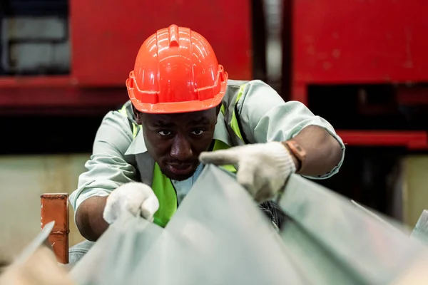 Μαύροι Αφρικανοί Εργάτες Φορούν Κόκκινο Κράνος Δουλεύοντας Ελέγχουν Την Παραγωγή — Φωτογραφία Αρχείου