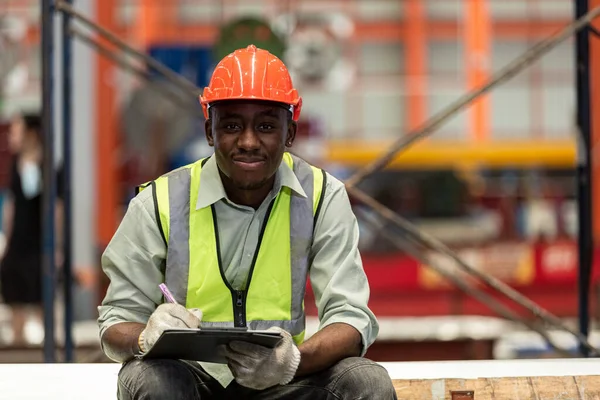 Gelukkig Mannelijke Afro Amerikaanse Arbeiders Dragen Rode Helm Werken Notities — Stockfoto