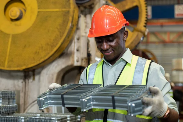 Lavoratori Afroamericani Neri Indossano Casco Rosso Controllano Produzione Ferro Fabbrica — Foto Stock