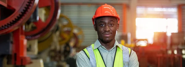 Görüntü Pankartı Boyutu Mühendislik Afrikalı Erkek Işçiler Kırmızı Başlık Takıyor — Stok fotoğraf