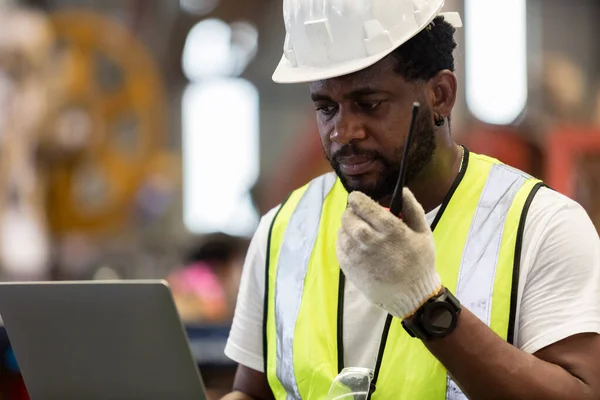 Afro Amerikaanse Ingenieur Man Met Walkie Talkie Met Behulp Van — Stockfoto