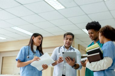 Bir grup tıp öğrencisi ve öğretmen tablette çalışıyor. eğitim ve öğrenme tıbbi konsepti.