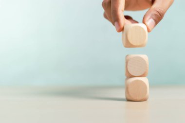 Eğitim ve gelişim kavramı. Metin veya sembol oluşturmak için tablo kullanımında boş tahta bloğu elle ayıklamak. büyüme başarısı.