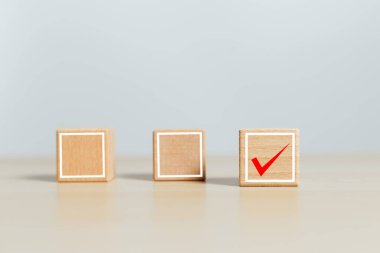 İşaretleme listesi kavramı. Kene listesi simgesi olan tahta küp bloğu. Anlaşma sembolü kabul et. pozitif değerlendirme cevabı.