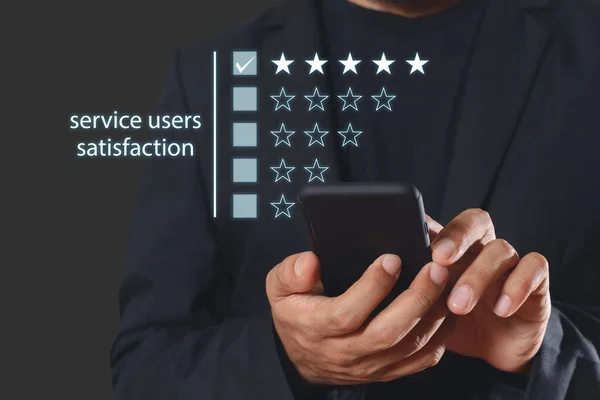 Satisfação Com Conceito Usuários Serviços Empresário Usando Smartphone Satisfação Cliente — Fotografia de Stock