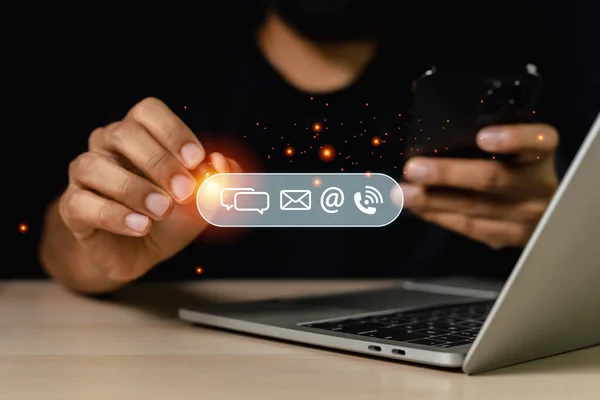 連絡先の概念 連絡先のアイコンでペンの指ポイントを保持ノートパソコンを使用して男 接続カスタマーサービス メール チャットメッセージの送信と受信 ストックフォト