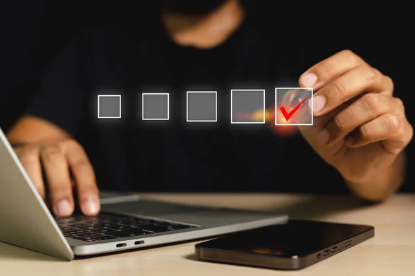 Conceito Satisfação Empresário Usando Laptop Segurando Caneta Dedo Ponto Ranking — Fotografia de Stock