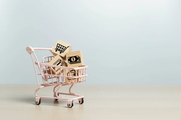 オンラインショッピングのコンセプト ショッピングカート内のビジネスアイコンと木製のキューブブロック 販売マーケティング購入の配信 — ストック写真