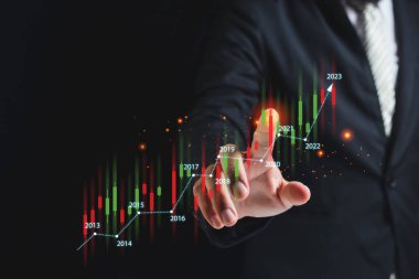 Finans ve yatırım konsepti. Grafik borsasında çalışan bir işadamı. İlerleme ekonomi analizi. strateji raporu mali.