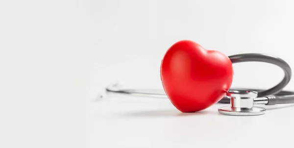 診断心臓病学の概念 白い背景に聴診器で赤い心 機器チェックハートビートと患者のパルス ロイヤリティフリーのストック画像