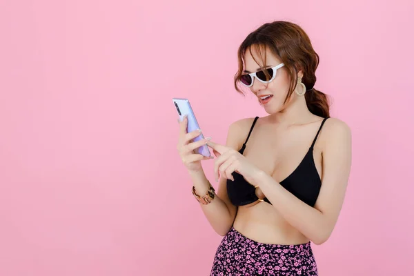 Sexy Beautiful Women Sunglass Using Smartphone Pink Background Portrait Beautiful — Photo