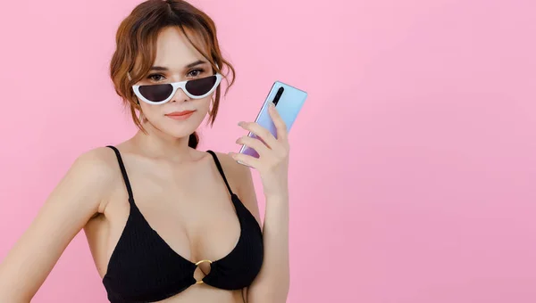 Sexy Beautiful Women Underwear Bikini Sunglass Holding Smartphone Pink Background — Stockfoto