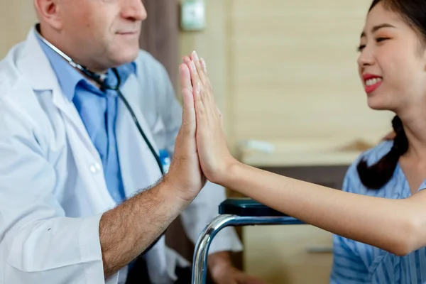 Doctor Encouraged Doctor Give High Five Patient Encouragement Important Healing — ストック写真