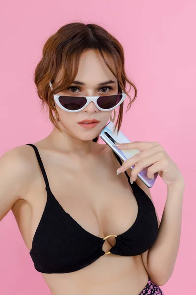 Sexy Beautiful Women Underwear Bikini Sunglass Holding Smartphone Pink Background — Stock Fotó