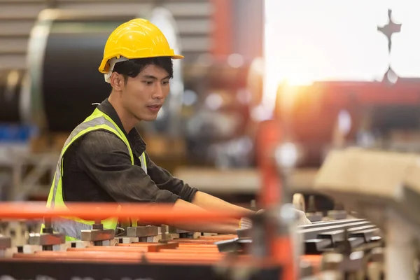 Asian Male Workers Wear Red Helmet Working Check Iron Production — Stockfoto