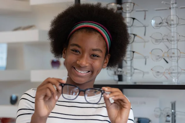 Happy Young Woman African American Afro Hair Smile Holding Spectacles — ストック写真