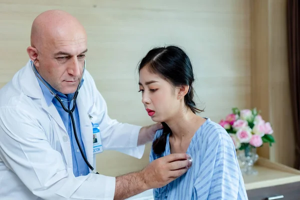 Doktor steteskop kullanarak kalp atışlarını kontrol ediyor. Muayene kalp atışı kontrolü hastanede..