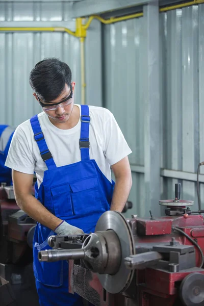 Asiatiska Manliga Arbetare Bromsar Skivkvarnen Reparation Och Underhåll Bilar — Stockfoto