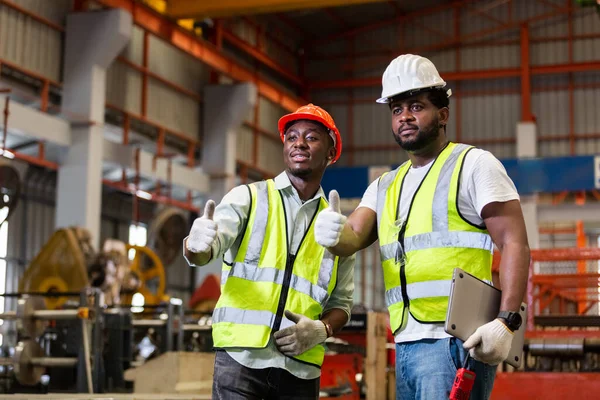 Dois Trabalhadores Engenharia Afro Americanos Dando Polegares Acima Sucesso Trabalho — Fotografia de Stock