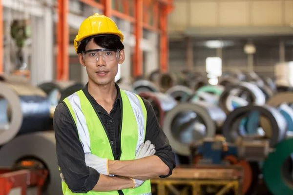 Portré Fiatal Ázsiai Férfi Mérnök Sárga Sisak Egyenruhában Áll Ipari — Stock Fotó