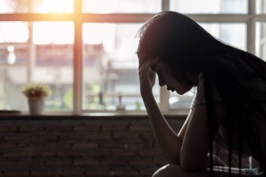 Üzgün kadın, Asyalı kadınlarda zihinsel hastalık ve depresyon belirtileri var. Stres, mutsuz, acı.
