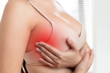 Yakın plan kadın eli tek başına göğüs röntgenine dokunuyor. Kadın göğüs kanserini araştırmak için göğsündeki yumruyu yumruğuyla kontrol ediyor. Göğsünde ağrı var.