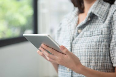 Sayısal tableti kapat kadın, iş kadını dijital tablet çevrimiçi iş veya bilgi taraması kullanarak.