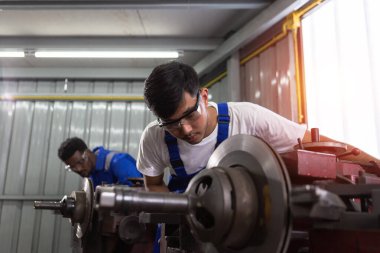 Üniformalı güvenlik makinesi giyen mühendis fabrika endüstrisinde metal fren öğütücüsü, işçi üretim endüstrisi konsepti..