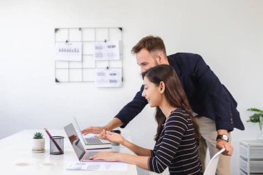 İş adamları ofiste çalışan işçilerin raporlarını okuyor. Takım çalışması profesyonel başarı online başlangıç planlaması. İş yerinde beyin fırtınası toplantısı.