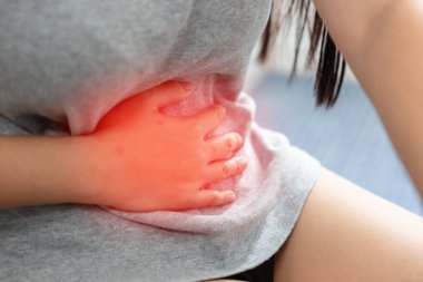 Karın ağrısına, yemek zehirlenmesine, mide iltihabına, sindirim hastalığına, regl sırasında karın ağrısına kadın eli değmiş..