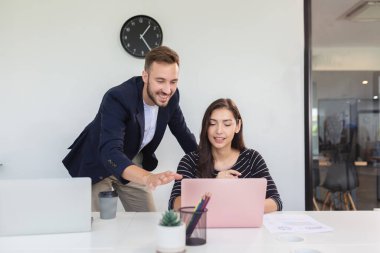 İş adamları ofiste çalışan işçilerin raporlarını okuyor. Takım çalışması profesyonel başarı online başlangıç planlaması. İş yerinde beyin fırtınası toplantısı.