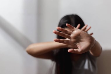 Şiddeti durdurmak için, şiddetten korkan kadın eli yakın durun. iç ağrı, kaçakçılık kavramı.