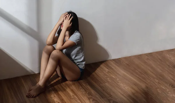 Vrouw Met Depressieve Handen Die Alleen Vloer Zitten Met Depressieve — Stockfoto