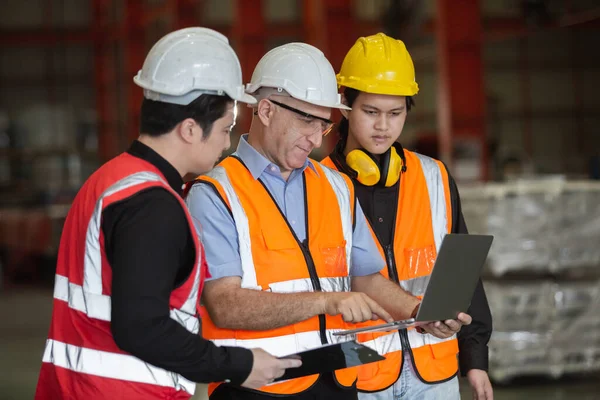 Three Man Industrial Engineers Wear Hard Hats Uniform Using Laptop — Foto Stock