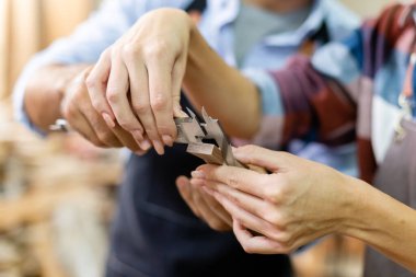 Marangoz ya da marangoz, marangozluğun boyutlarını ölçmek için vernier kalibreleri kullanıyor. İş yerinde çalışan ahşap tasarımı. ahşap küçük işletme fabrikası.