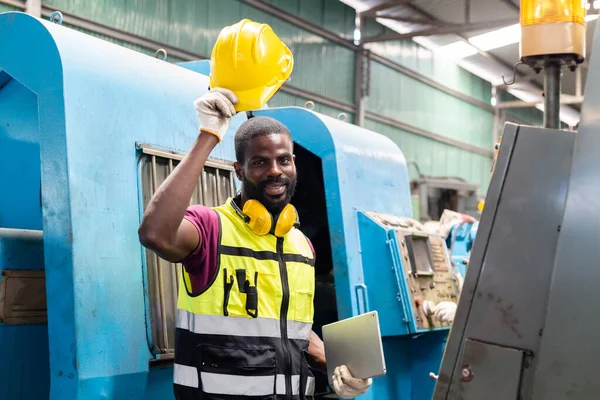 Μηχανικός Αρσενικό Αφρικανός Αμερικανός Ευτυχής Χαμογελαστοί Εργαζόμενοι Φορούν Ηχομονωτικά Ακουστικά — Φωτογραφία Αρχείου