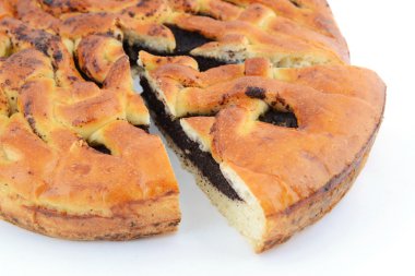 haşhaş tohumu beyaz zemin üzerine izole kek