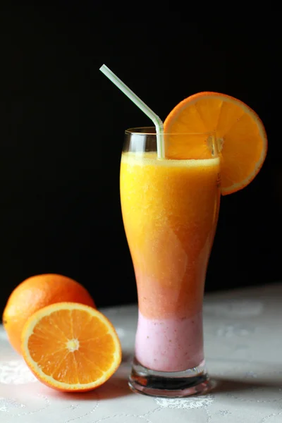 Smoothie mit Mango, Orange, Rhabarbersirup und Erdbeerjoghurt — Stockfoto